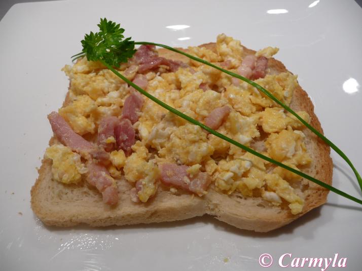 TOSTADA DE HUEVO Y BACON