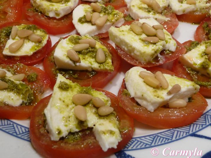 ENSALADA DE TOMATE CON PESTO