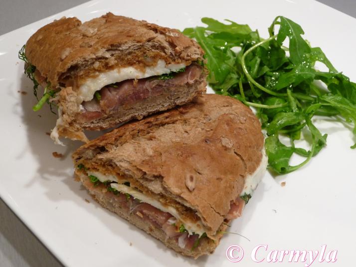 BOCATA CALIENTE DE JAMÓN Y MOZARELLA