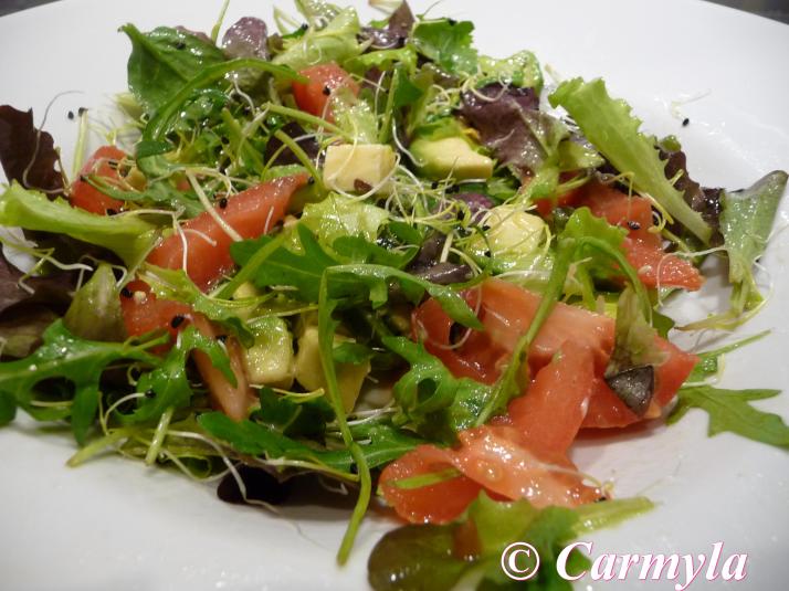 ENSALADA CON AGUACATE Y QUESO revuelta