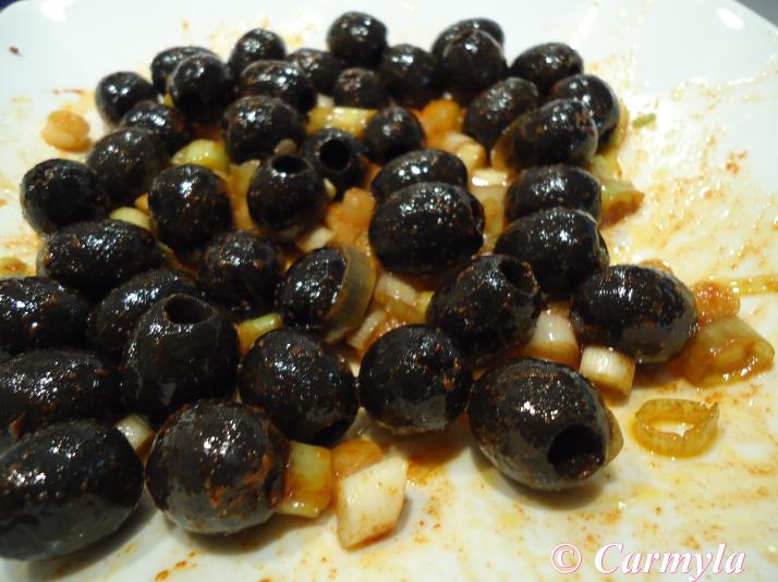 ACEITUNAS NEGRAS CON PIMENTÓN DE LA VERA plato