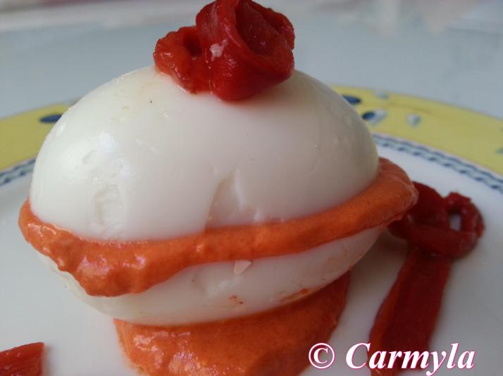 HUEVO DURO CON CREMA DE PIQUILLOS