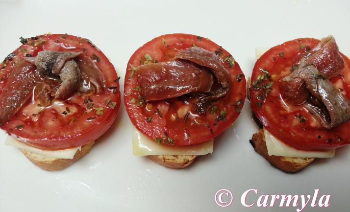 CANAPÉ DE TOMATE Y ANCHOA