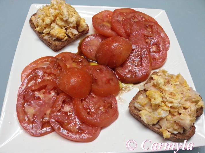 REVUELTO DE PAVO Y QUESO plato con tomate