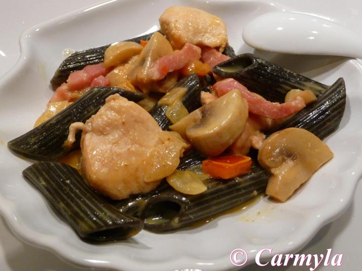 PENNE NEGRO CON PAVO Y SALSA DE CURRY tapa 1