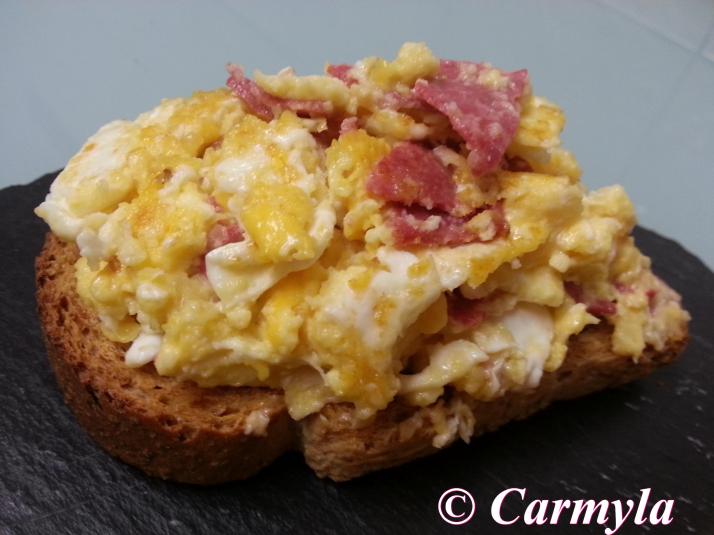 TOSTA DE REVUELTO DE SALAMI Y QUESO 1