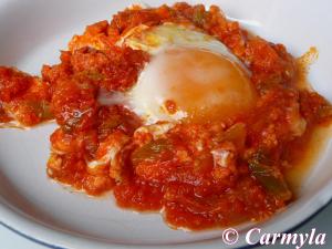 HUEVOS CON TOMATE Y CHORIZO cazuelita blanca