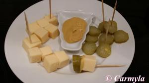 QUESO GOUDA CON MOSTAZA Y PEPINILLOS 1