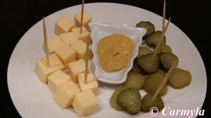 QUESO GOUDA CON MOSTAZA Y PEPINILLOS 2