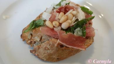 BRUCHETTA DE CARPACCIO DE JAMÓN SERRANO 1