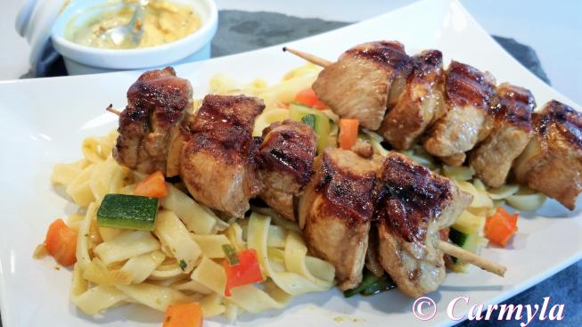 BROCHETAS ORIENTALES SOBRE CAMA DE TALLARINES CON VERDURAS  1