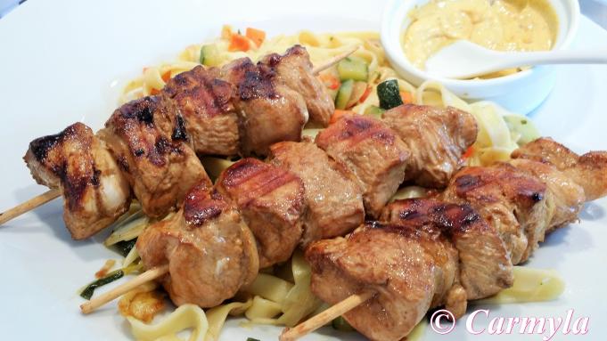 BROCHETAS ORIENTALES SOBRE CAMA DE TALLARINES CON VERDURAS  3