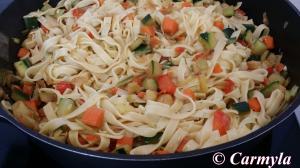 BROCHETAS ORIENTALES SOBRE CAMA DE TALLARINES CON VERDURAS prep 2