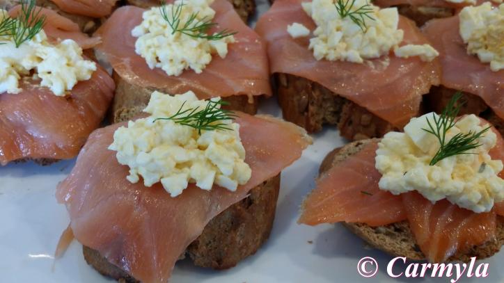BRUSCHETTA DE SALMON Y ENSALADA DE HUEVO 1